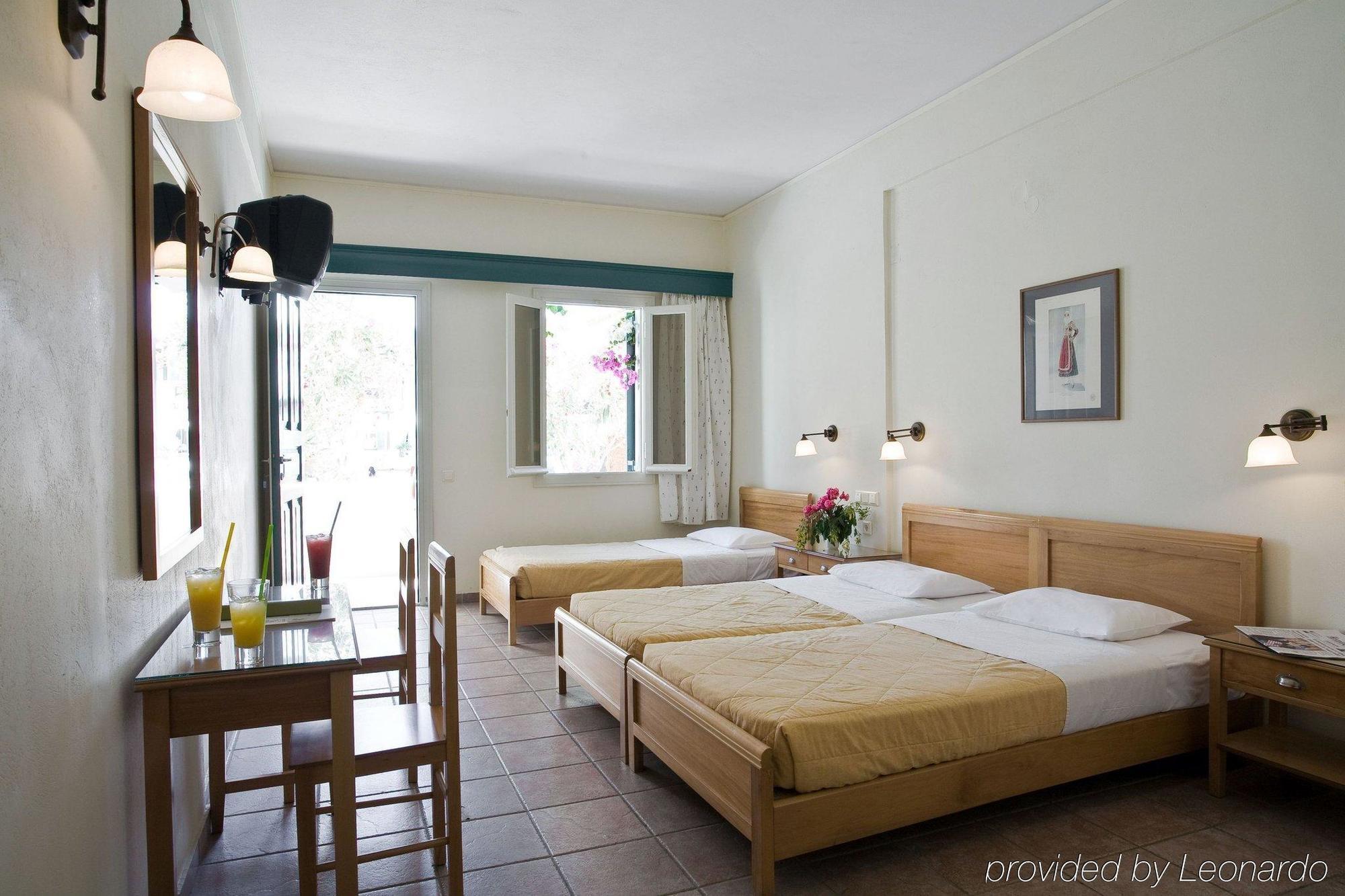 Rose Bay Hotel คามารี ห้อง รูปภาพ